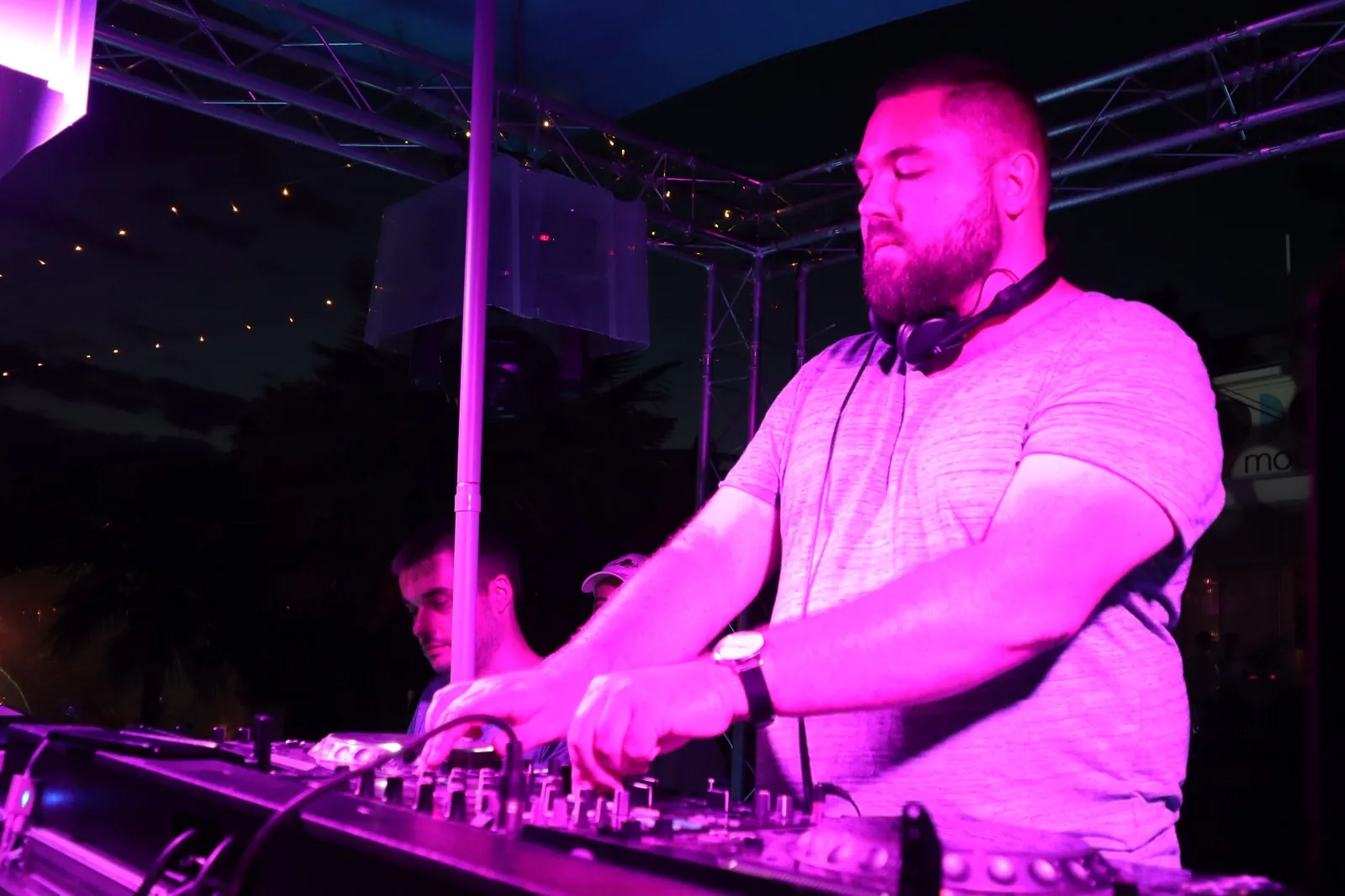 Dualitic mixing in a club under purple lights